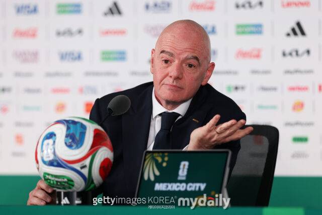 영국 '더 타임스'에 따르면 유럽축구연맹(UEFA), 아시아축구연맹(AFC), 북중미카리브축구연맹(CONCACAF)이 잔니 인판티노 국제축구연맹(FIFA) 회장 퇴진을 위해 힘을 모았다. /게티이미지코리아