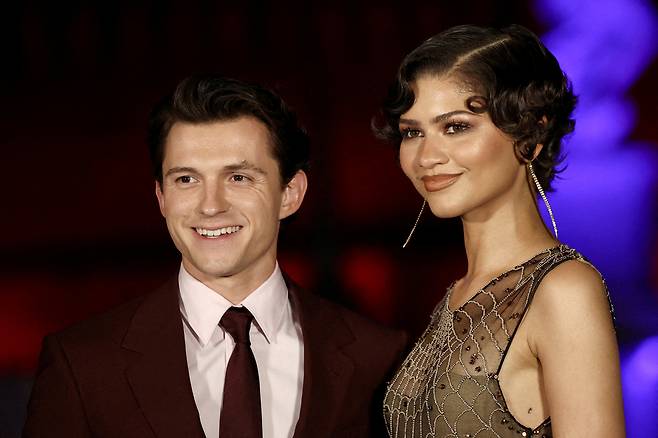 Amy Pascal, the producer of the Spider-Man film series, revealed an anecdote about how she tried to prevent the lead actors from dating but ultimately failed. The production team had been urging the actors not to date, fearing that it would compromise the films immersion and create complications.In a recent interview with the BBC, Amy Pascal revealed that she advised Tom Holland and Zendaya not to date when they were being cast. She explained that she had conveyed the same advice to Andrew Garfield and Emma Stone in the past, but was unable to prevent the actors, who played lovers in the film, from becoming real-life couples.In fact, the Spider-Man series saw the formation of three couples: Tobey Maguire and Kirsten Dunst, Andrew Garfield and Emma Stone, and Tom Holland and Zendaya. The production team stated that while they guarded against private meetings to maintain the quality of the film, they were ultimately unable to stop the actors romances.