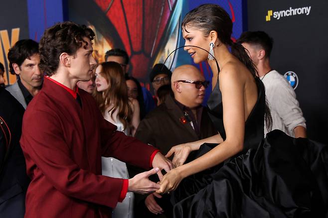 Amy Pascal, the producer of the Spider-Man film series, revealed an anecdote about how she tried to prevent the lead actors from dating but ultimately failed. The production team had been urging the actors not to date, fearing that it would compromise the films immersion and create complications.In a recent interview with the BBC, Amy Pascal revealed that she advised Tom Holland and Zendaya not to date when they were being cast. She explained that she had conveyed the same advice to Andrew Garfield and Emma Stone in the past, but was unable to prevent the actors, who played lovers in the film, from becoming real-life couples.In fact, the Spider-Man series saw the formation of three couples: Tobey Maguire and Kirsten Dunst, Andrew Garfield and Emma Stone, and Tom Holland and Zendaya. The production team stated that while they guarded against private meetings to maintain the quality of the film, they were ultimately unable to stop the actors romances.