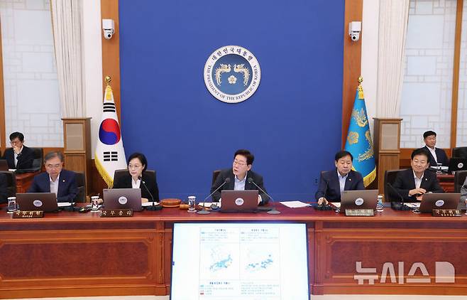 [서울=뉴시스] 조성봉 기자 = 이재명 대통령이 4일 청와대에서 열린 국무회의에서 질의하고 있다. 2026.08.04. suncho21@newsis.com