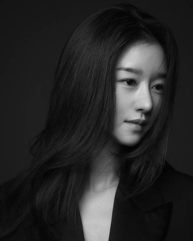 Actress Seo Ye-ji shared updates on her life by releasing new photos on her social media that showcase contrasting moods. Photos capturing fans attention included one revealing her innocent charm in a white knit sweater and another exuding a chic vibe in a black outfit.In the released photos, Seo Ye-ji boasts long straight hair, clear skin, and distinct features while displaying a gentle smile. In the black-and-white photos, she showed off a contrasting charm with a calm demeanor, gazing both directly at the camera and to the side.Since her debut in 2013, Seo Ye-ji has garnered public love by appearing in various works such as *Save Me* and *Its Okay to Not Be Okay*. Last March, she also took to the stage for the first time since her debut in the play *Hymn of Death*.It is reported that Seo Ye-ji is currently considering appearing in the drama *Human Forest* as her next project.