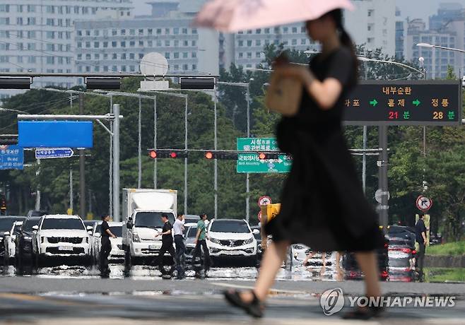서울, 폭염중대경보 발효 (서울=연합뉴스) 임화영 기자 = 폭염중대경보가 발효된 4일 서울 영등포구 여의대로에 아지랑이가 피어오르고 있다. 2026.8.4 hwayoung7@yna.co.kr