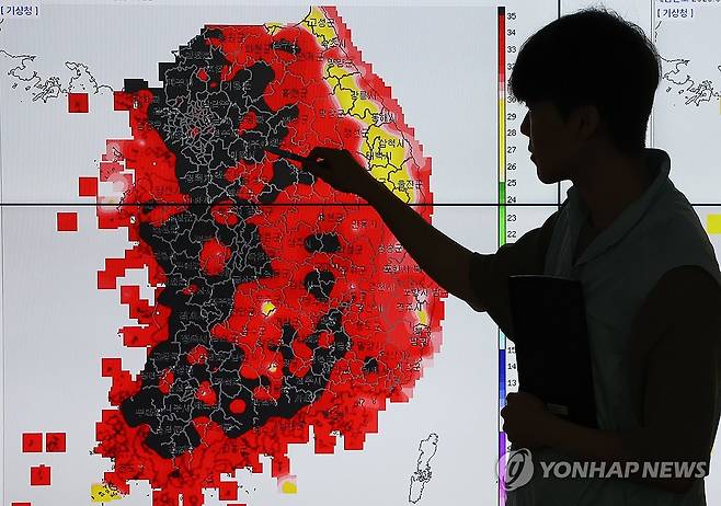 한반도 서쪽 덮친 극한 폭염 (수원=연합뉴스) 홍기원 기자 = 서울과 경기도 곳곳에 폭염중대경보가 내려진 4일 경기도 수원시 권선구 수도권기상청에서 예보관이 체감온도 상황을 보여주고 있다. 2026.8.4 xanadu@yna.co.kr
