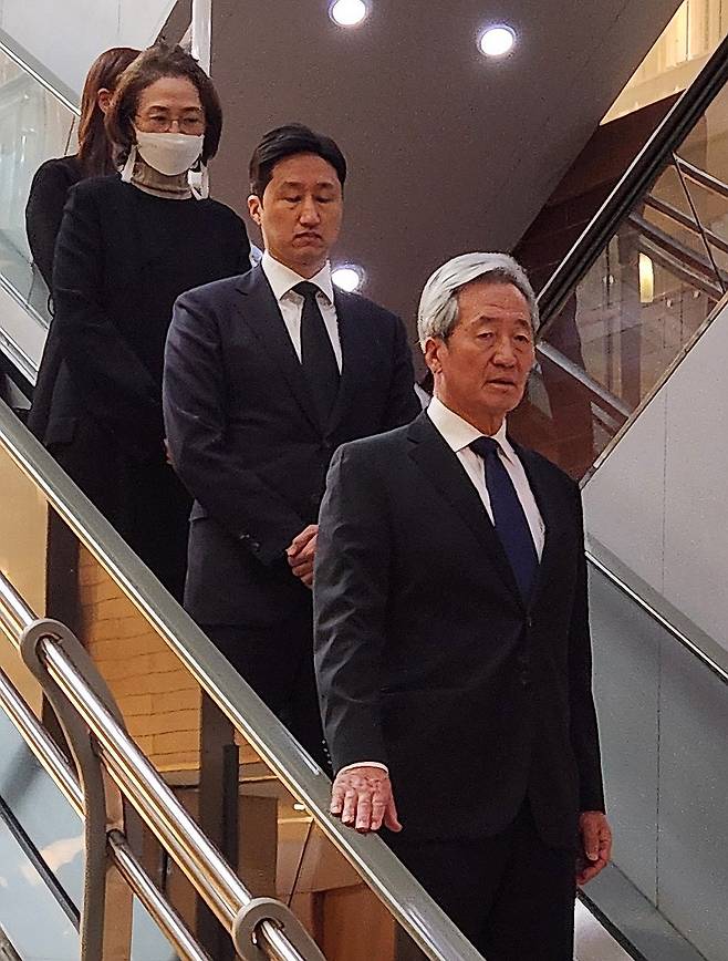 고 조석래 회장 빈소 찾은 정몽준 이사장과 정기선 부회장 (서울=연합뉴스) 임기창 기자 = 정몽준 아산재단 이사장과 정기선 HD현대 부회장이 31일 서울 서대문구 신촌세브란스병원 장례식장에 마련된 고(故) 조석래 효성그룹 명예회장의 빈소를 조문하고 있다. 2024.3.31 [공동취재단] pulse@yna.co.kr