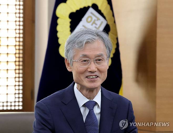 대법관 후보추천위원회 참석한 조희대 대법원장 (서울=연합뉴스) 류영석 기자 = 조희대 대법원장이 4일 서울 서초구 대법원에서 열린 대법관 후보추천위원회에 참석해 위원들과 대화를 나누고 있다. 2026.8.4 ondol@yna.co.kr