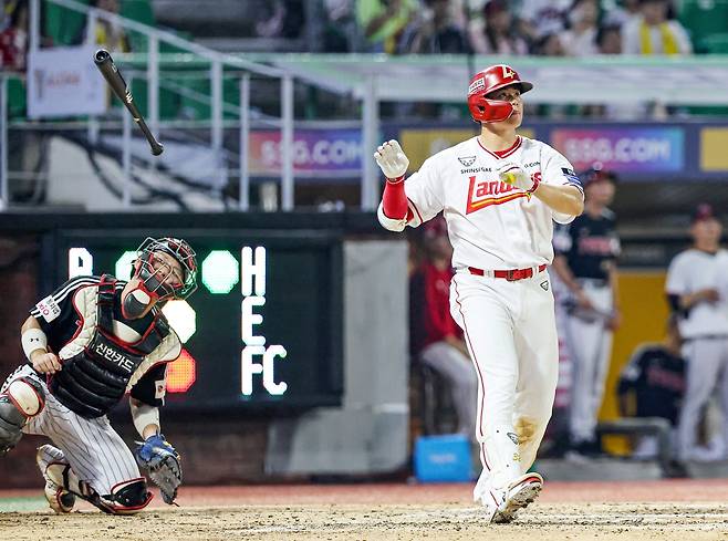 홈런 날리는 SSG 김재환 SSG 랜더스 김재환이 4일 인천SSG랜더스필드에서 열린 2026 프로야구 LG 트윈스와 홈 경기 7회에 3점 홈런을 터뜨리고 있다. [SSG 랜더스 제공. 재배포 및 DB 금지]