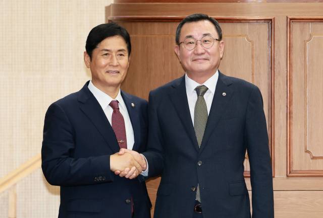 통영시와 통영시의회는 ‘통영형 민생회복지원금’ 지급 규모를 애초 33만 원에서 35만 원으로 증액하기로 합의했다. 사진은 강석주 통영시장(오른쪽)과 전병일 통영시의회 의장이 협치를 다짐하며 악수하고 있는 모습. 통영시 제공