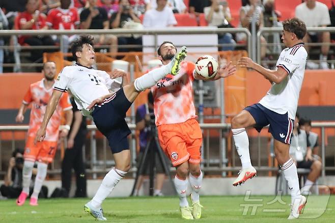 4일 서귀포시 제주월드컵경기장에서 열린 '아우디 풋볼 써밋 2026 제주SK FC vs FC 바이에른 뮌헨' 경기에서 바이에른 뮌헨 김민재가 아이아스의 볼을 걷어내고 있다. 2026.8.4 ⓒ 뉴스1 강승남 기자