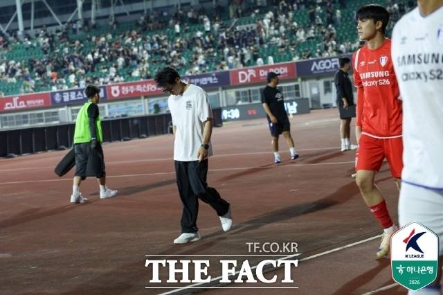1일 K리그2 충북청주전 종료직전 터진 외국인선수 두비츠카스의 역전결승골이 공격자파울 판정과 함께 취소돼 2-2로 무승부로 경기를 마친 수원삼성 이정효 감독이 실망한 듯 고객를 숙인 채 그라운드를 나가고 있다./청주=K리그