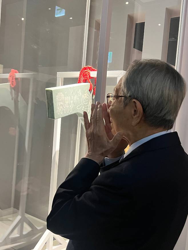 작년 12월 덕수궁에서 열린 '사라진 국가유산을 찾아서'전에 전시된 경석을 보면서 즐거워하는 故김현곤 악기장 보유자 /윤주 국가유산청 국가유산위원