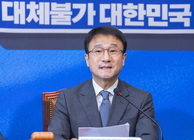 한병도 더불어민주당 대표 직무대행 겸 원내대표가 5일 국회에서 열린 최고위원회의에서 발언하고 있다. 연합뉴스