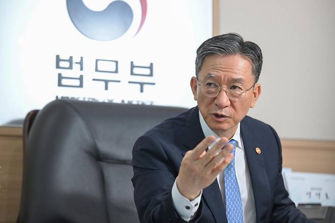정성호 법무부 장관이 지난달 27일 경기 과천 법무부 청사에서 본보와 인터뷰를 하고 있다. 과천=장련성 기자