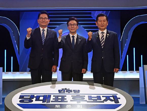 송영길·김민석·정청래 더불어민주당 당 대표 후보가 5일 서울 영등포구 여의도 KBS에서 열린 제2차 TV 토론회에 참석해 기념 촬영을 하고 있다. [사진=연합뉴스]