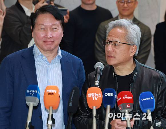 젠슨 황 엔비디아 최고경영자(CEO)가 지난 6월 8일 서울 종로구 SK서린빌딩에 방문해 최태원 SK그룹 회장(왼쪽)과 면담을 마치고 취재진과 질의 응답을 갖고 있다.