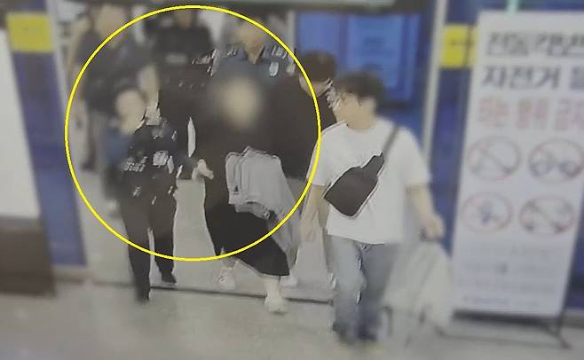 보이스피싱 범죄에 속은 피해자들로부터 현금을 수거하기 위해 입국했던 20대 조선족 여성이 다름 범죄를 위해 이동하던 중 전북 익산역에서 경찰에 검거되고 있다. [사진 대전경찰청]