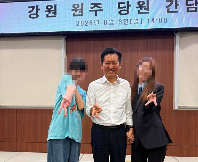 정청래 더불어민주당 대표 후보가 지난 3일 검지와 중지를 이용해 만든 ‘V’자를 뒤집은 갸루피스 포즈로 지지자들과 기념 사진을 찍었다. 정청래 후보 페이스북 캡처