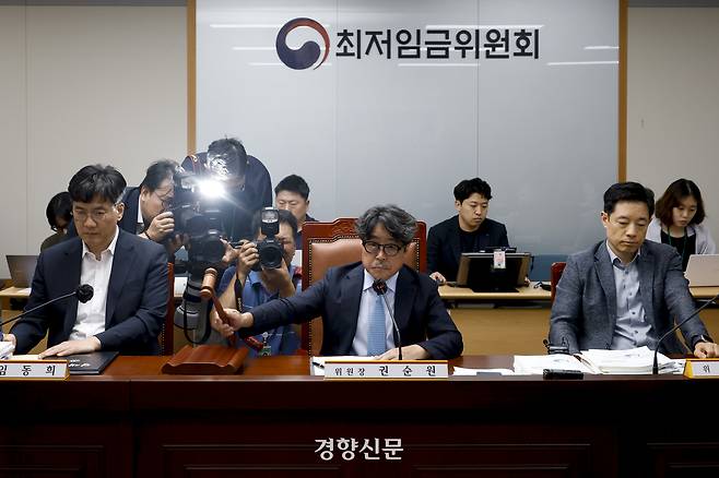 권순원 최저임금위원회 위원장이 지난달 14일 세종시 정부세종청사에서 내년도 최저임금 결정을 위한 제14차 전원회의를 주재하고 있다. 세종|문재원 기자