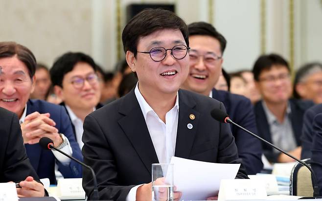 최휘영 문화체육관광부 장관이 5일 청와대에서 하반기 업무 보고를 하고 있다. 뉴시스
