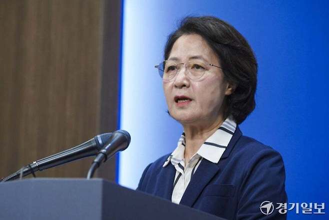 추미애 경기도지사가 5일 오전 경기도청 브리핑룸에서 경기도 재정위기 관련해 기자회견을 진행하고 있다. 홍기웅 기자