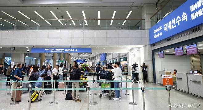 [인천공항=뉴시스] 전신 기자 = 인천-제주 국내선 직항노선이 10년 만에 운항을 재개한 12일 인천국제공항 제1여객터미널에서 승객들이 탑승 수속을 하고 있다. 2026.05.12. photo1006@newsis.com /사진=전신
