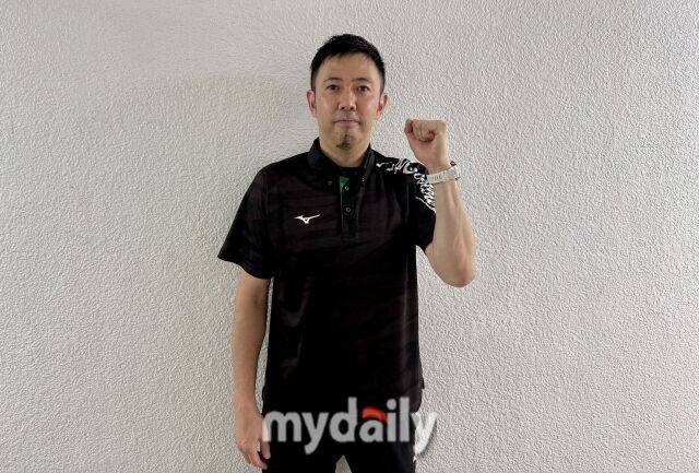 오사카 마블러스의 사카이 다이스케 감독이 2일 제주 한라체육관에서 열린 '2026 제주 한중일 여자배구 탑클럽 슈퍼매치' 현대건설전이 끝난 뒤 촬영에 임하고 있다./마이데일리