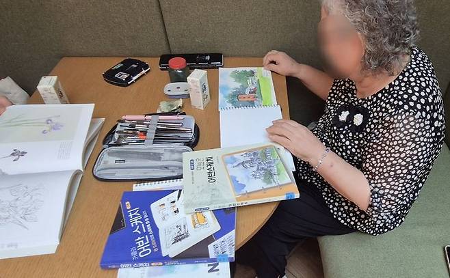 [수원=뉴시스] 김가영 인턴기자 = 4일 오후 스타필드 수원점 별마당 도서관에서 조영애(77)씨가 그림을 그리고 있다.  *재판매 및 DB 금지