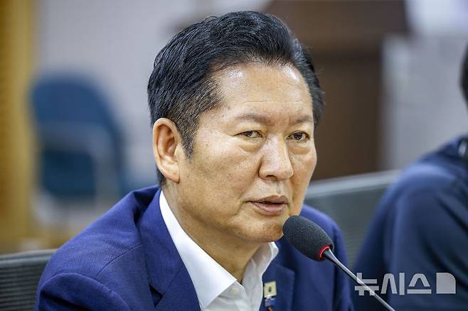 [서울=뉴시스] 정병혁 기자 = 정청래 더불어민주당 당대표 후보가 5일 서울 여의도 국회 의원회관에서 열린 서울시 공무직 노동자 간담회에서 발언하고 있다. 2026.08.05. jhope@newsis.com