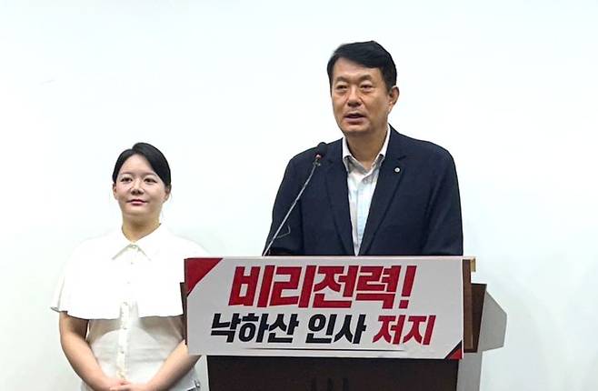 [청주=뉴시스] 김동원 국민의힘 충북도당위원장(왼쪽)이 5일 충북도청 브리핑룸에서 기자회견을 열어 충북도의 대외협력특보 임용 계획을 비판하고 있다. 2026.08.05. imgiza@newsis.com  *재판매 및 DB 금지