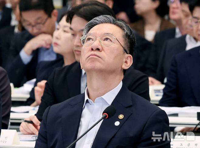 [서울=뉴시스] 조성봉 기자 = 정성호 법무부 장관이 5일 청와대에서 열린 행정안전부, 법무부, 국무조정실 등에 대한 부처 업무 보고에 참석해 고심하고 있다. 2026.08.05. suncho21@newsis.com