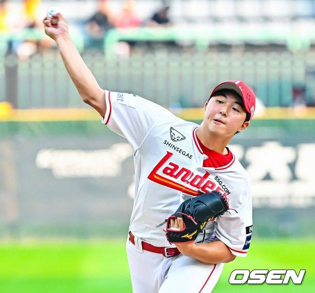 [OSEN=인천, 민경훈 기자]SSG 선발 김민준이 마운드 위에서 힘차게 공을 뿌리고 있다. 2026.08.04 / rumi@osen.co.kr