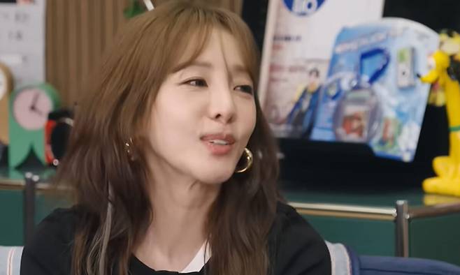 그룹 2NE1 멤버 산다라박이 내향적인 성격 때문에 방송 적응에 어려움을 겪었던 과거를 돌아보며 자신만의 경험을 전했다. 동해물과 백두은혁