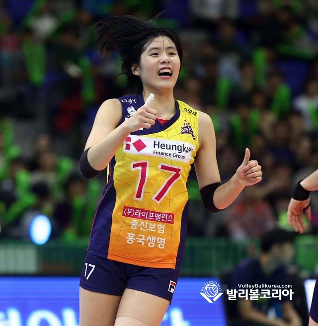 2016-2017 V리그 2라운드 MVP로 선정된 흥국생명 이재영(오른쪽).2016.12.05./(사진=김경수 기자/ 발리볼코리아닷컴DB)
