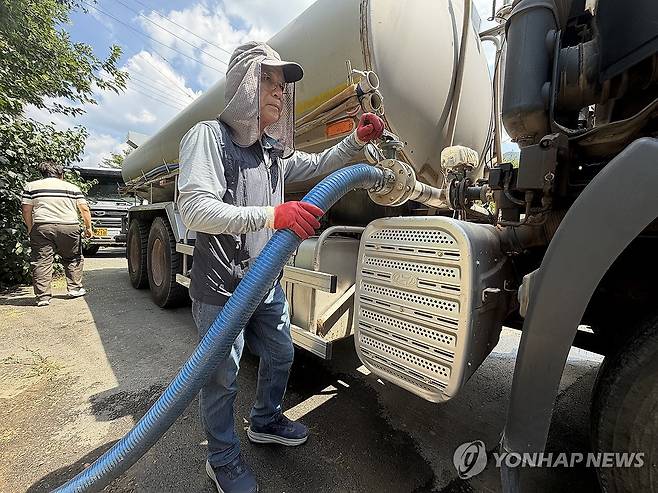폭염에 동원된 급수차 (청도=연합뉴스) 황수빈 기자 = 3일 오후 경북 청도군 각북면 삼평리에 위치한 300ｔ 용량 배수지에 급수차를 이용해 물을 채우는 작업이 이어지고 있다. 2026.8.3 hsb@yna.co.kr