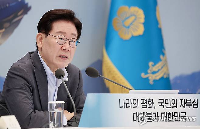 발언하는 이재명 대통령 (서울=연합뉴스) 김도훈 기자 = 이재명 대통령이 5일 청와대 영빈관에서 열린 외교부·통일부·국방부·국가보훈부 등에 대한 부처 업무보고에서 발언하고 있다. 2026.8.5 [청와대통신사진기자단] superdoo82@yna.co.kr