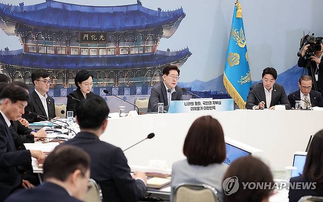 이재명 대통령, 외교·통일·국방 부처 업무보고 발언 (서울=연합뉴스) 김도훈 기자 = 이재명 대통령이 5일 청와대 영빈관에서 열린 외교부·통일부·국방부·국가보훈부 등에 대한 부처 업무보고에서 발언하고 있다. 2026.8.5 [청와대통신사진기자단] superdoo82@yna.co.kr