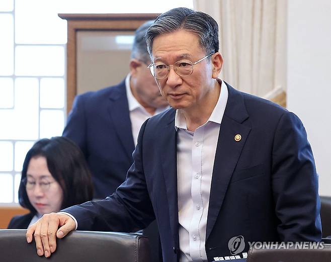 국무회의 참석한 정성호 (서울=연합뉴스) 김도훈 기자 = 정성호 법무부 장관이 4일 청와대에서 열린 이재명 대통령 주재 국무회의에 참석하고 있다. 2026.8.4 superdoo82@yna.co.kr