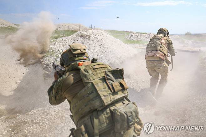 전투 훈련 중인 러시아 군인들 [타스=연합뉴스 자료사진. 재판매 및 DB 금지]