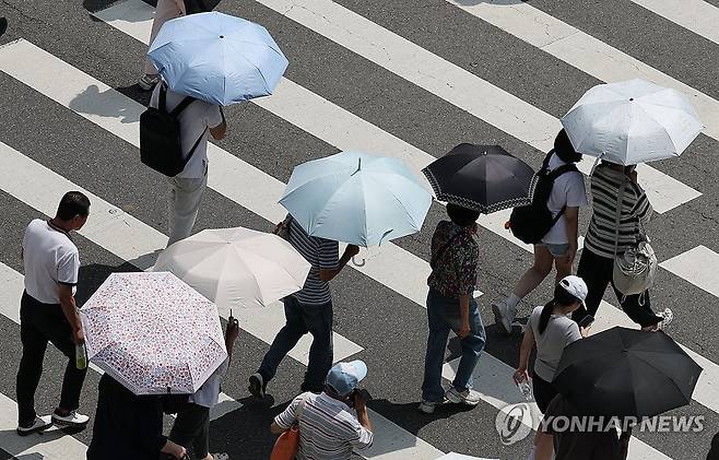 양산행렬 (서울=연합뉴스) 한종찬 기자 = 서울 전역에 '폭염중대경보'가 발효된 5일 서울 용산역 앞에서 양산을 쓴 시민들이 길을 걷고 있다. 2026.8.5 saba@yna.co.kr