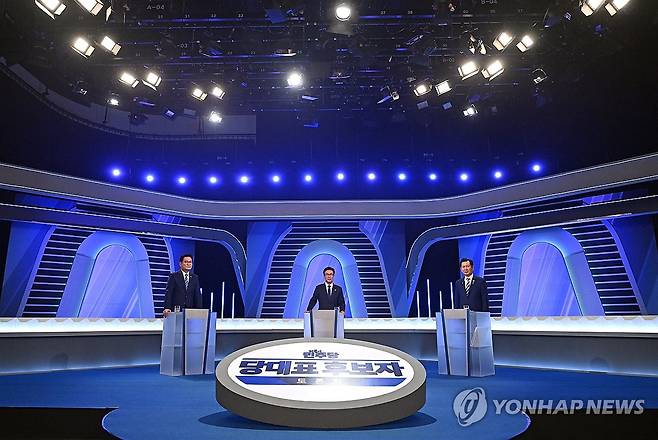 토론회 준비하는 더불어민주당 당대표 후보들 (서울=연합뉴스) 더불어민주당 송영길·김민석·정청래 당 대표 후보가 5일 서울 영등포구 여의도 KBS에서 열린 제2차 TV 토론회를 준비하고 있다. 2026.8.5 [국회사진기자단] photo@yna.co.kr