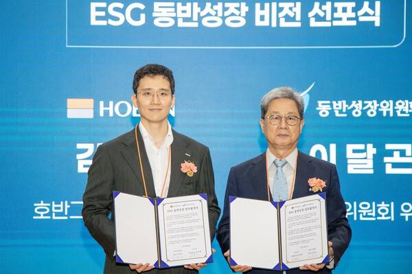 김대헌 호반그룹 기획총괄사장(왼쪽)과 이달곤 동반성장위원회 위원장이 지난 5일 서울 강남구 코엑스에서 열린 'ESG 동반성장 비전 선포식'에서 업무협약을 체결한 뒤 기념촬영을 하고 있다. [출처=호반그룹]