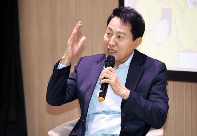 오세훈 서울시장이 지난달 30일 서울 광진구 50플러스 동부캠퍼스에서 열린 서울런 커뮤니케이션 특강에서 말하고 있다. [사진=연합뉴스]