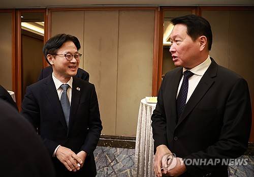 대화하는 김정관 산업통상부 장관과 최태원 대한상의 회장[출처: 연합뉴스 자료사진]