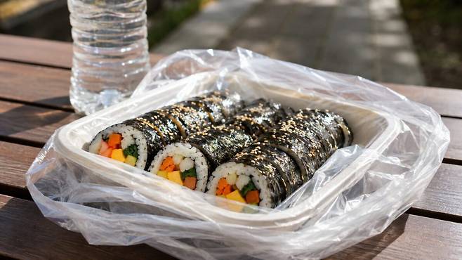 김밥 속 달걀 지단과 햄, 어묵, 맛살 같은 단백질 식품은 여름철 세균이 빠르게 증식하기 좋은 재료다. 사진=ChatGPT생성