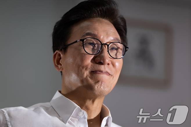 김민석 더불어민주당 당대표 후보가 5일 서울 여의도 국회 의원회관에서 뉴스1과 인터뷰하고 있다. ⓒ 뉴스1 유승관 기자
