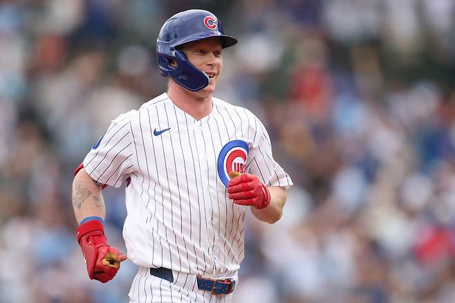 CHICAGO, ILLINOIS - AUGUST 05: Pete Crow-Armstrong #4 of the Chicago Cubs celebrates after hitting a home run during the first inning against the Los Angeles Dodgers at Wrigley Field on August 05, 2026 in Chicago, Illinois.   Michael Reaves/Getty Images/AFP (Photo by Michael Reaves / GETTY IMAGES NORTH AMERICA / Getty Images via AFP)        <저작권자(c) 연합뉴스, 무단 전재-재배포, AI 학습 및 활용 금지>