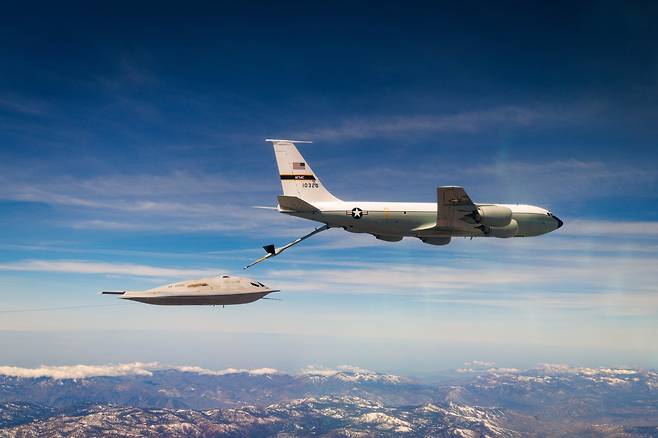 미국 공군이 14일 공개한 차세대 스텔스 전략폭격기 B-21 ‘레이더’가 공중급유기인 KC-135 ‘스트래토탱커’와 연결한 채 공중 급유를 하는 모습. 미국 공군 제공