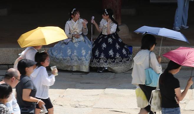 서울·인천, 경기 대부분 지역과 전남광주 광양 등에 폭염 중에서도 가장 높은 단계인 ‘폭염중대경보’가 발표되는 등 전국 대부분 지역에 폭염특보가 내려진 6일 오전 서울 종로구 경복궁을 찾은 외국인 관광객들이 양산으로 뜨거운 햇볕을 가린 채 이동하고 있다. 김정효 기자 hyopd@hani.co.kr