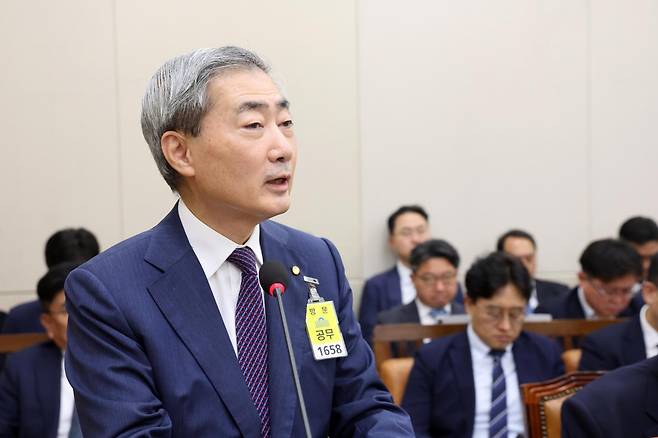 신현송 한국은행 총재가 7월 29일 서울 여의도 국회에서 열린 재정경제기획위원회 전체회의에서 인사말을 하고 있다. 뉴스1