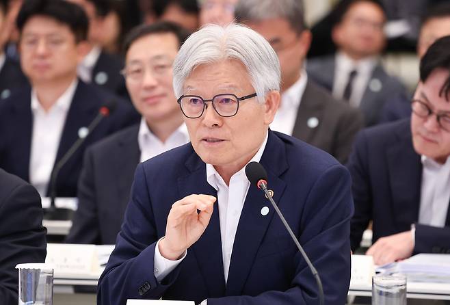 최동석 인사혁신청장이 5일 청와대 영빈관에서 열린 행정안전부, 법무부, 국무조정실, 법제처, 인사혁신처 2차 업무보고에서 발언하고 있다. [사진 청와대통신사진기자단]