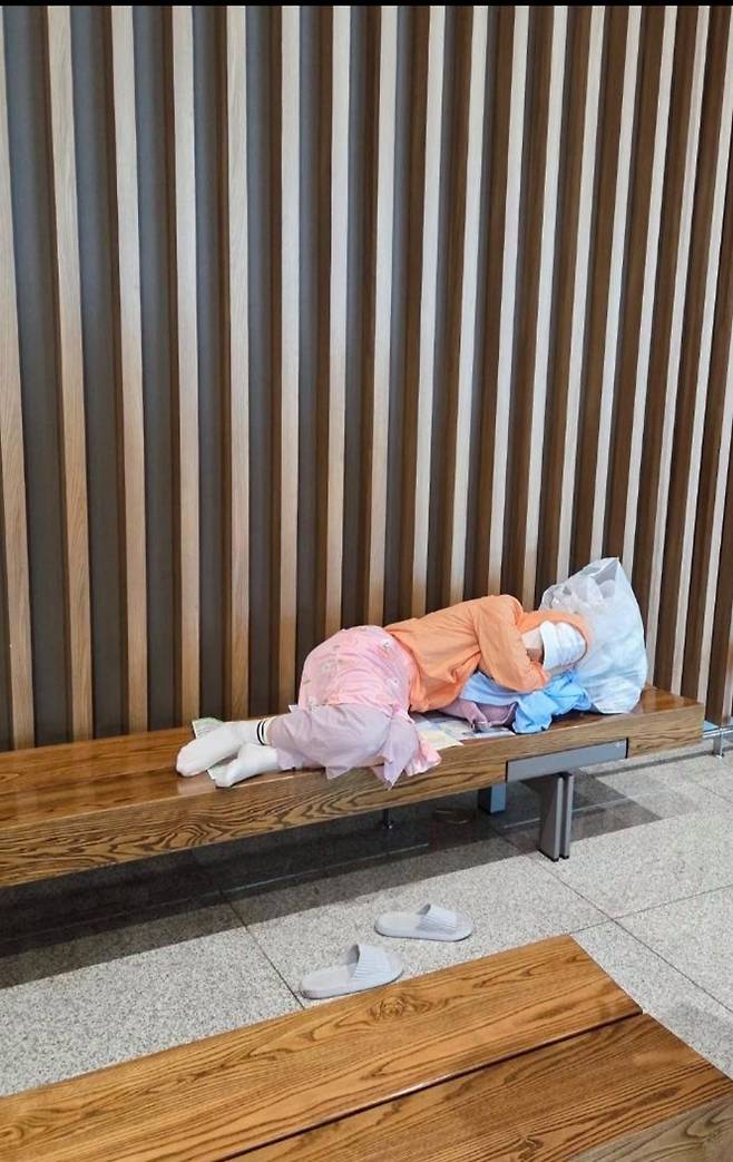 인천국제공항 제2터미널에서 취침하고 있는 노숙인. 사진 독자